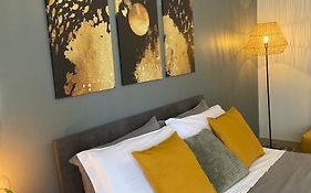 Bright Apartment Near San Pietro